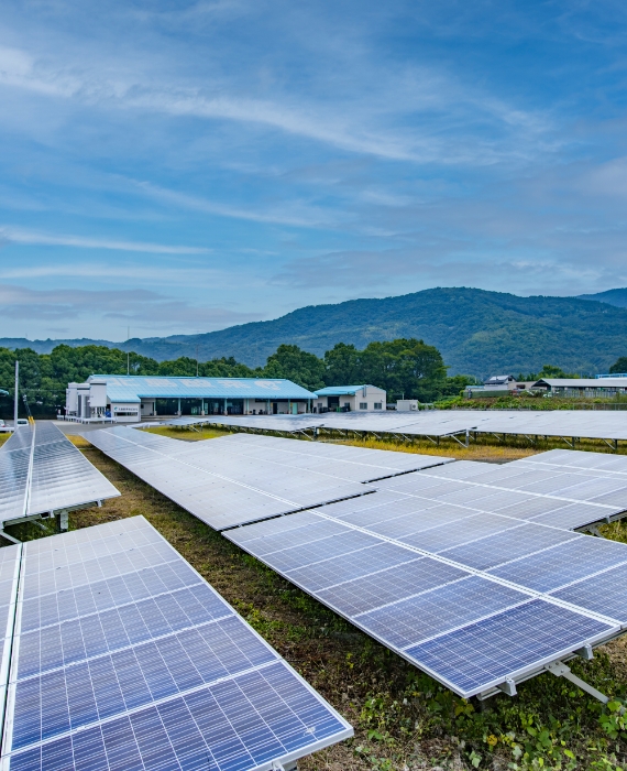 土成工場の太陽光パネル